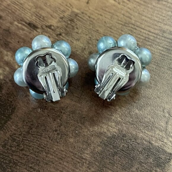 Vintage 1950s Icy Blue Faux Pearl Beaded Cluster Clip Earrings Mid Century Japan - Picture 10 of 12